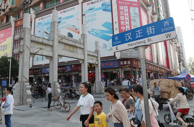 汉正街的80后老板娘 十几年的口罩账，比衣服更贴心