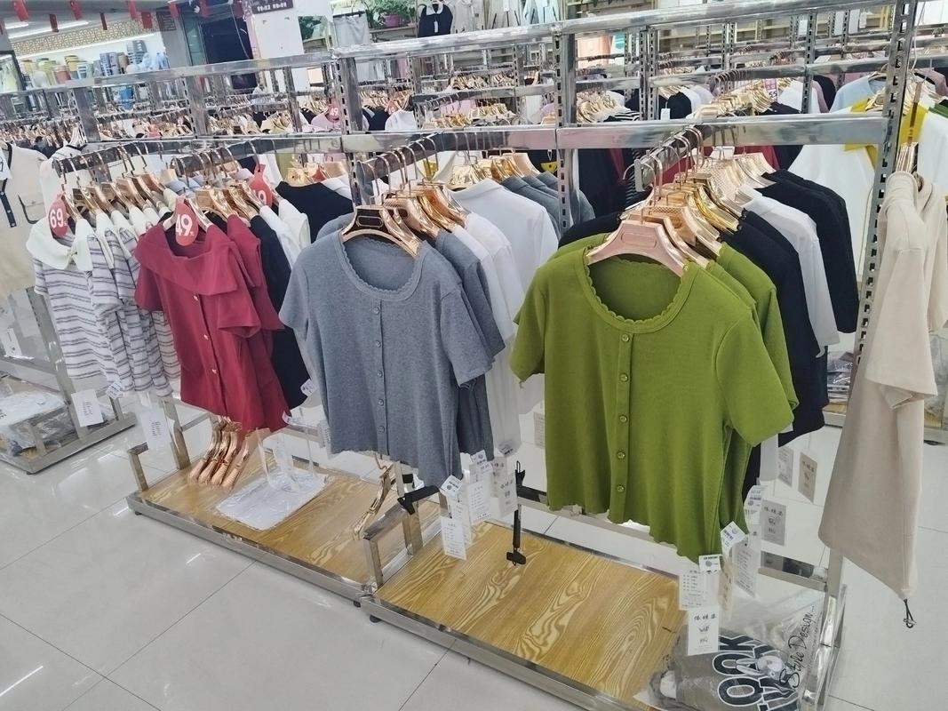 统一三楼火狐狸服装批发城夏装上新，鞋帽批发再掀热潮