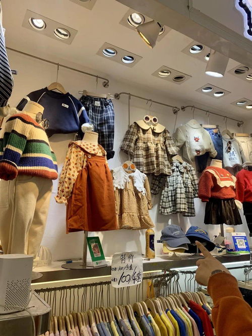 服装批发市场清仓指南 100元3件靓衫VS 20元买牛仔裤，哪里更抵？
